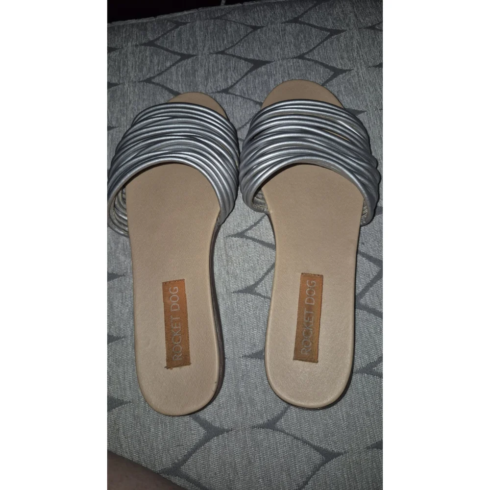 Rocket Dog Womens Nessa Strappy Slide Sandals. SZ 8M. Silver